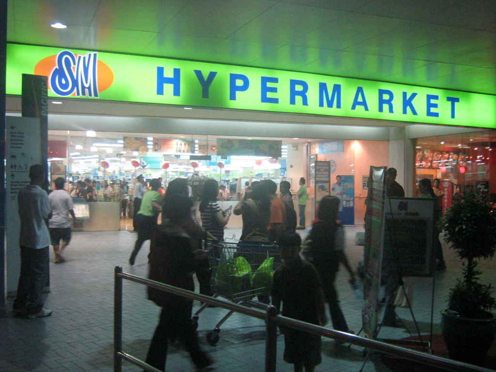 Features of hypermarket, advantages and Disadvantages
